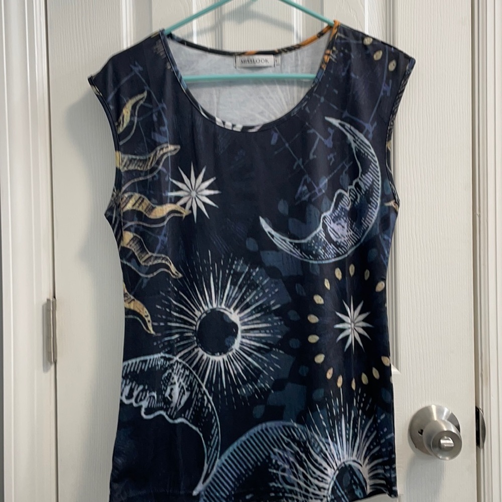 🌸Dress up or down with this top